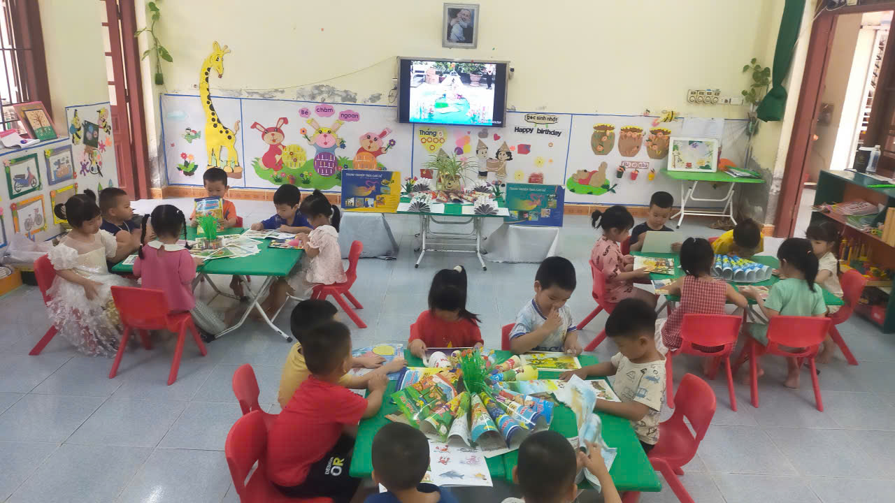 Ngày hội đọc sách là một hoạt động văn hóa có ý nghĩa sâu sắc nhằm khơi dậy niềm yêu thích đọc sách và góp phần xây dựng, phát triển văn hóa đọc trong cộng đồng. Đối với trẻ mầm non, đặc biệt là các bé khối 5 tuổi, độ tuổi chuẩn bị vào lớp Một, việc làm quen và hình thành thói quen đọc sách có vai trò vô cùng quan trọng. Đọc sách giúp trẻ mở rộng vốn hiểu biết, phát triển tư duy ngôn ngữ, rèn luyện sự tập trung và giáo dục nhân cách ngay từ những năm đầu đời. Thực hiện văn bản số 102/KH-UBND của Uỷ Ban Nhân dân tỉnh Ninh Bình ngày 03/4/2026 về việc tổ chức, tuyên truyền, hưởng ứng, Ngày sách (21/04) và Văn hóa đọc Việt Nam 2026. Ngày 21/4/2026 Trường Mầm non Đinh Xá đã tổ chức ngày hội sách với nhiều hình thức đa dạng, phong phú và hấp dẫn. Đây là hoạt động ý nghĩa nhằm xây dựng thói quen đọc sách, giúp trẻ làm quen với chữ viết, hình ảnh và ngôn ngữ qua những trang sách sinh động, nhiều màu sắc. Ngày hội Văn hoá đọc của trẻ mầm non không chỉ là dịp để các bé được tiếp xúc với những câu chuyện hay, những bài học bổ ích mà còn tạo cơ hội để phụ huynh, giáo viên cùng đồng hành, chung tay xây dựng thói quen đọc sách trong gia đình và nhà trường. Thông qua những hoạt động này, các bé dần hình thành thói quen thích “đọc sách” và cảm nhận được niềm vui khi khám phá những điều thú vị trong từng trang sách. Đây không chỉ là hoạt động học mà còn là bước chuẩn bị nền tảng kiến thức, kỹ năng cho trẻ tự tin bước vào lớp Một. Hãy cùng thắp lên ngọn lửa đam mê đọc sách cho các bé – những mầm non tương lai của đất nước! Kính mời quý phụ huynh cùng theo dõi một số hình ảnh đáng yêu của các bé Trường Mầm non Đinh Xá trong hoạt động “Hưởng ứng Ngày hội sách và Văn hóa đọc Việt Nam năm 2026”