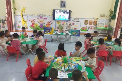 Ngày hội đọc sách là một hoạt động văn hóa có ý nghĩa sâu sắc nhằm khơi dậy niềm yêu thích đọc sách và góp phần xây dựng, phát triển văn hóa đọc trong cộng đồng. Đối với trẻ mầm non, đặc biệt là các bé khối 5 tuổi, độ tuổi chuẩn bị vào lớp Một, việc làm quen và hình thành thói quen đọc sách có vai trò vô cùng quan trọng. Đọc sách giúp trẻ mở rộng vốn hiểu biết, phát triển tư duy ngôn ngữ, rèn luyện sự tập trung và giáo dục nhân cách ngay từ những năm đầu đời.           Thực hiện văn bản số 102/KH-UBND của Uỷ Ban Nhân dân tỉnh Ninh Bình ngày 03/4/2026 về việc tổ chức, tuyên truyền, hưởng ứng, Ngày sách (21/04) và Văn hóa đọc Việt Nam 2026. Ngày 21/4/2026 Trường Mầm non Đinh Xá đã tổ chức ngày hội sách với nhiều hình thức đa dạng, phong phú và hấp dẫn. Đây là hoạt động ý nghĩa nhằm xây dựng thói quen đọc sách, giúp trẻ làm quen với chữ viết, hình ảnh và ngôn ngữ qua những trang sách sinh động, nhiều màu sắc. Ngày hội Văn hoá đọc của trẻ mầm non không chỉ là dịp để các bé được tiếp xúc với những câu chuyện hay, những bài học bổ ích mà còn tạo cơ hội để phụ huynh, giáo viên cùng đồng hành, chung tay xây dựng thói quen đọc sách trong gia đình và nhà trường. Thông qua những hoạt động này, các bé dần hình thành thói quen thích “đọc sách” và cảm nhận được niềm vui khi khám phá những điều thú vị trong từng trang sách. Đây không chỉ là hoạt động học mà còn là bước chuẩn bị nền tảng kiến thức, kỹ năng cho trẻ tự tin bước vào lớp Một. Hãy cùng thắp lên ngọn lửa đam mê đọc sách cho các bé – những mầm non tương lai của đất nước!                      Kính mời quý phụ huynh cùng theo dõi một số hình ảnh đáng yêu của các bé Trường Mầm non Đinh Xá trong hoạt động “Hưởng ứng Ngày hội sách và Văn hóa đọc Việt Nam năm 2026”