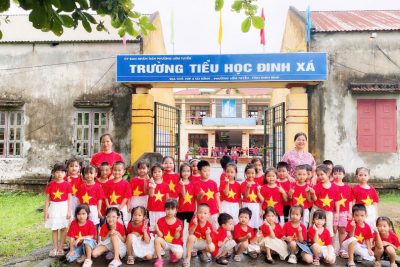 Nhằm giúp trẻ 5 tuổi có sự chuẩn bị tốt về tâm thế, kỹ năng và cảm xúc trước khi bước vào môi trường học tập mới, sáng ngày 20/5/2026, Trường Mầm non Đinh Xá đã tổ chức cho trẻ mẫu giáo 5 tuổi tham quan tại Trường Tiểu học Đinh Xátrên địa bàn phường. Đây là hoạt động ý nghĩa, thiết thực nằm trong kế hoạch phối hợp giữa giáo dục mầm non và giáo dục tiểu học, góp phần giúp trẻ mạnh dạn, tự tin sẵn sàng bước vào lớp Một.